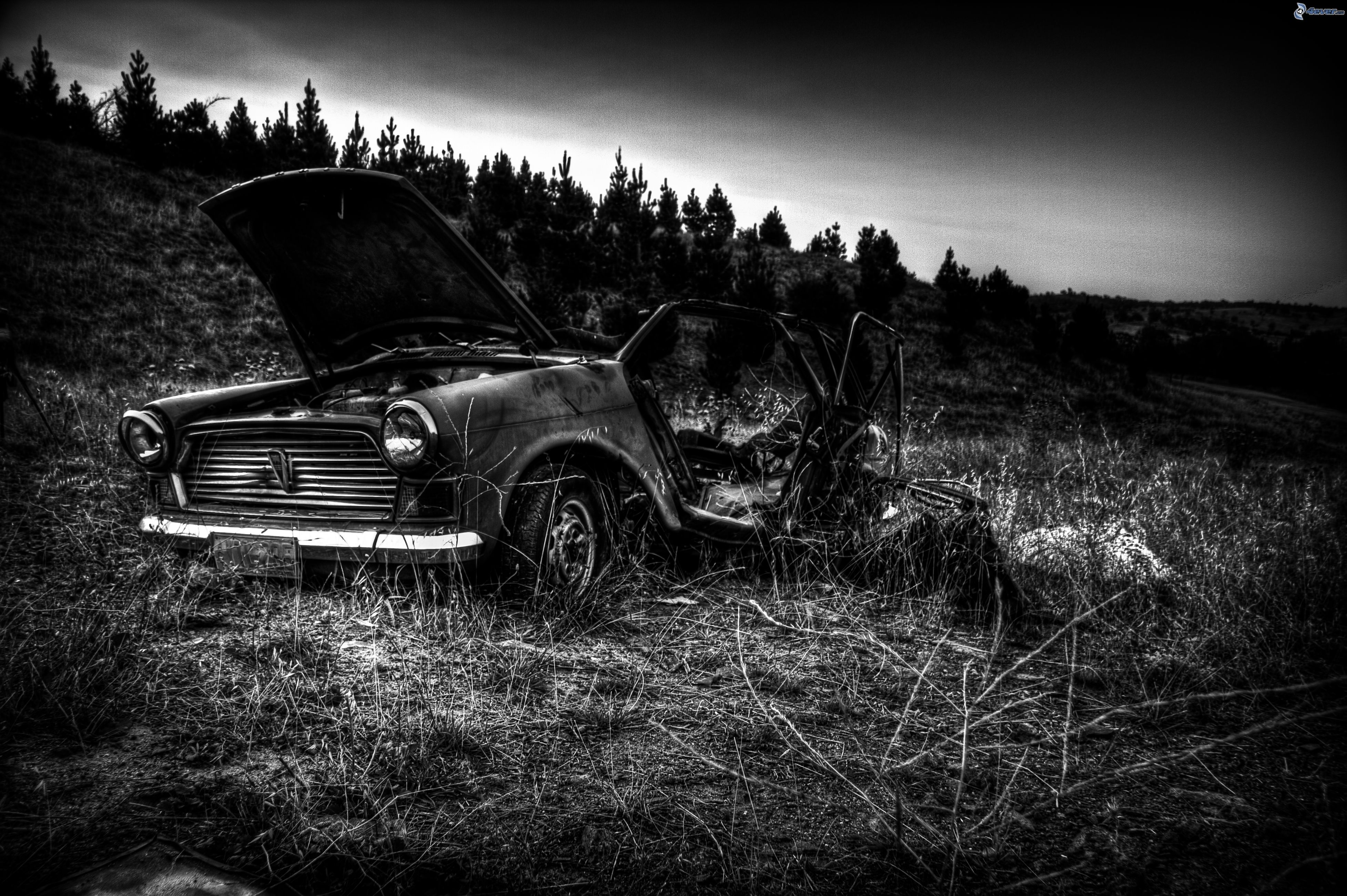 Stary zniszczony samochód